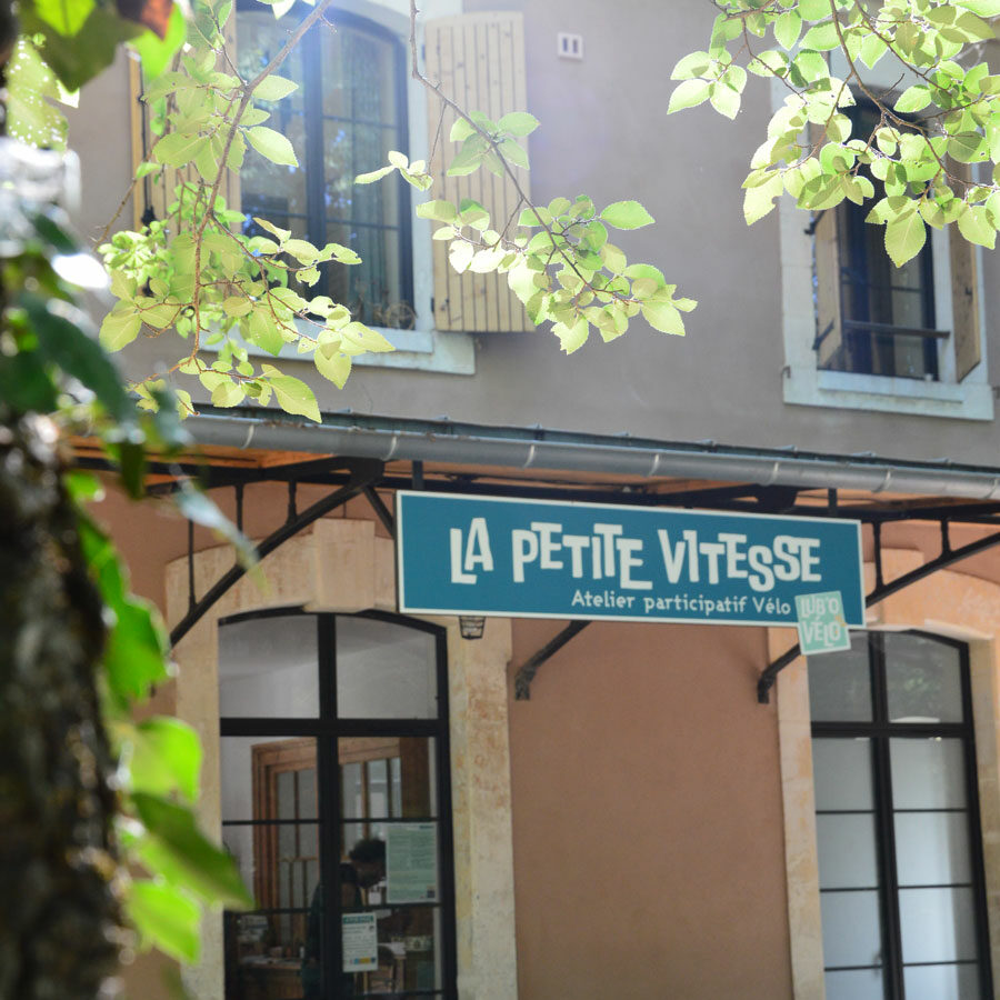 Devanture de la petite vitesse, batiment de l'ancienne gare de Saignon